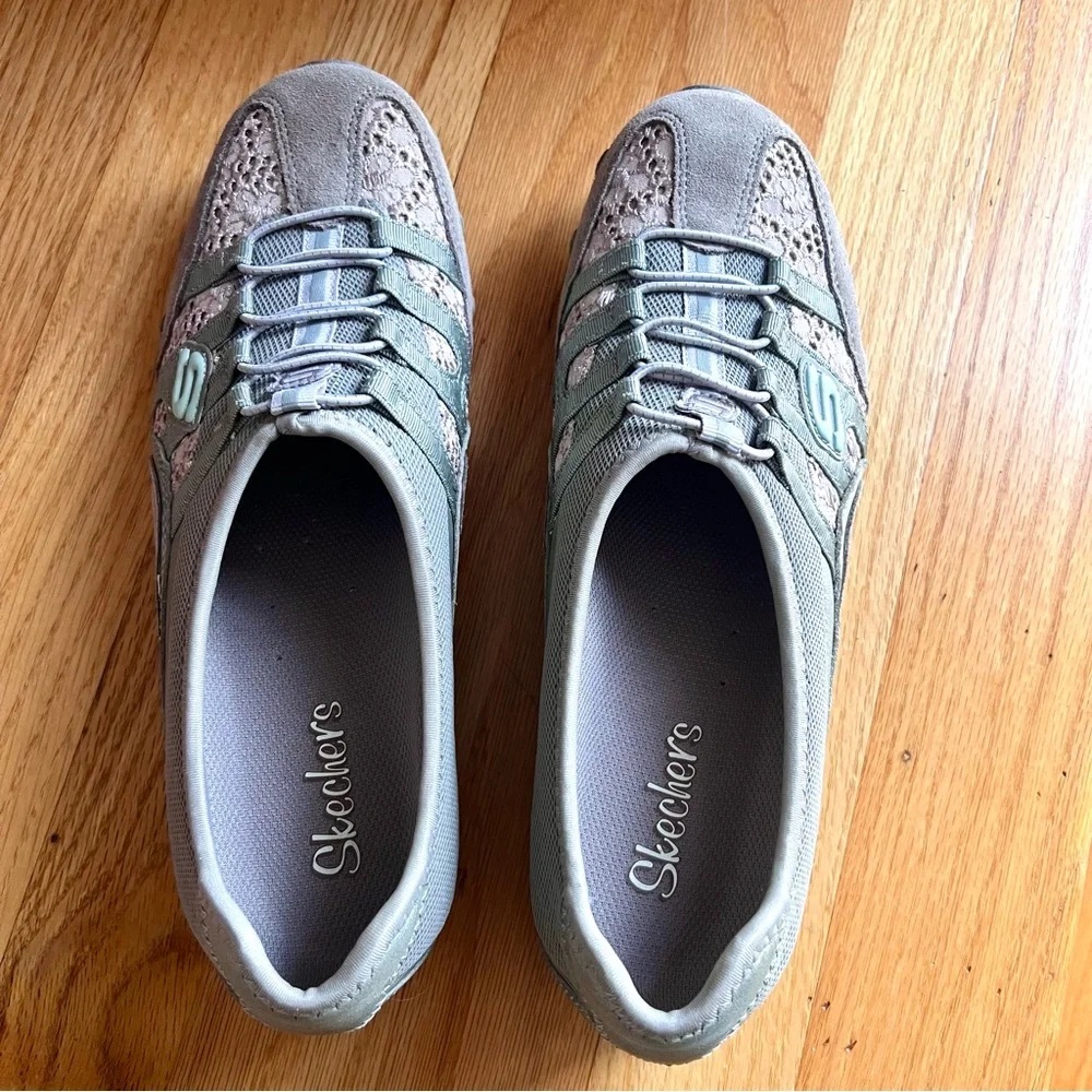 Skechers slip on sz 9.5 Women's Gray Casual Shoes hardly used fun style